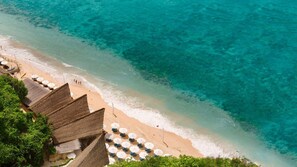 Chaises longues, serviettes de plage