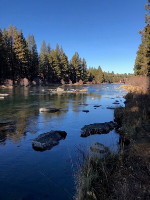 A river with rocks and trees in the background. - Executive suite in Mount Bachelor Village - great for a couple (Bend)