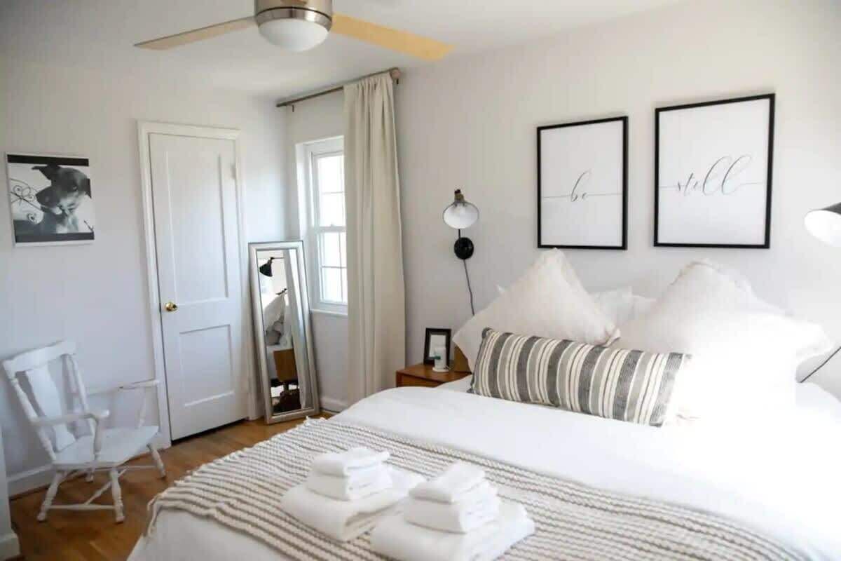 4 間睡房、書桌、熨斗/熨衫板、可攜式嬰兒床