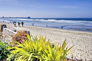 Na praia, espreguiçadeiras, toalhas de praia 
