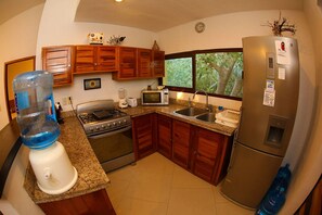 Een koelkast, een magnetron, een oven, een kookplaat