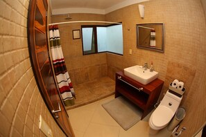 Dusche, kostenlose Toilettenartikel, Haartrockner, Handtücher