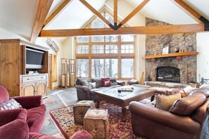 Smart TV, chimenea, reproductor de DVD y futbolito 