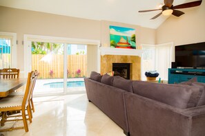 تلفزيون، مدفأة، مشغل دي في دي، كُتُب