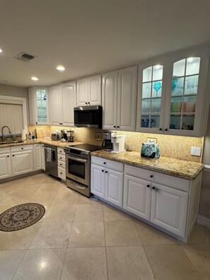 ثلاجة، ميكروويف، فرن، موقد طهي مسطح