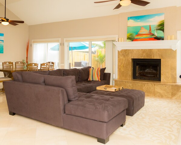 تلفزيون، مدفأة، مشغل دي في دي، كُتُب