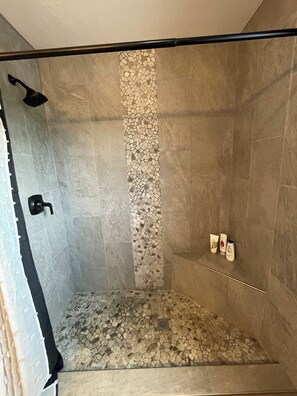 Duschwanne, Haartrockner, Handtücher, Toilettenpapier