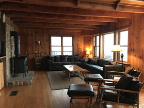 Télévision, cheminée, lecteur de DVD, baby-foot