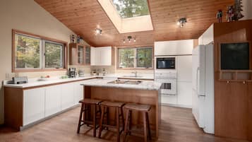 KylskÄp, mikrovÄgsugn, ugn och spishÀll