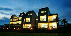 Front of property – evening/night - Jeju J Pension (Seogwipo)