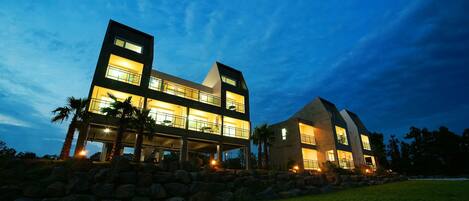 Façade de l’hébergement - soirée/nuit