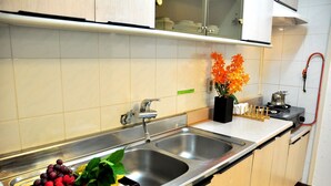 Room (22py, Ondol) | Dapur kecil peribadi | Peti sejuk, sebuah ketuhar gelombang mikro di kawasan bersama 