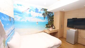 Cubrecamas, decoración personalizada, muebles diferentes y escritorio