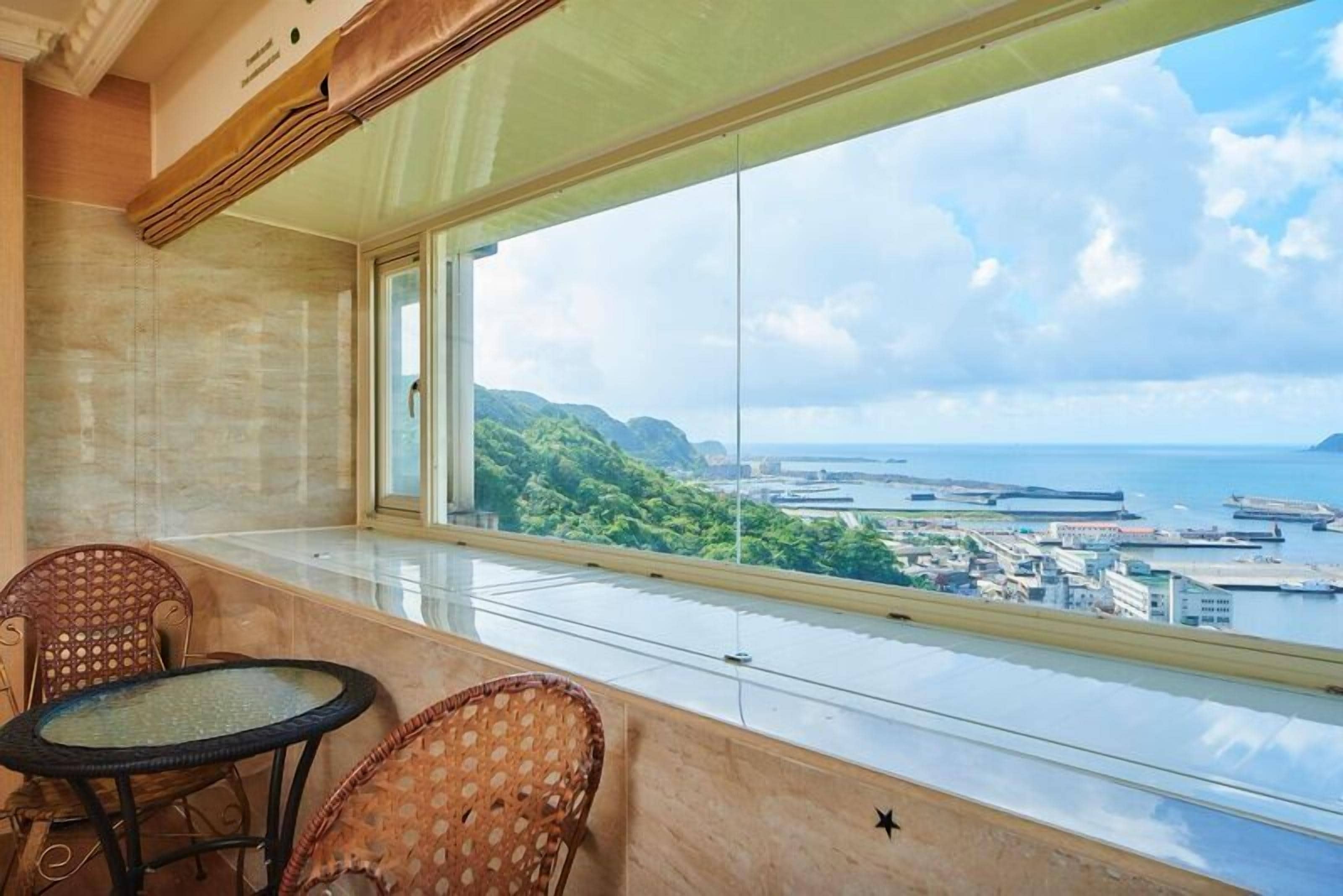 Deluxe Suite | Down comforters, individually decorated, individually furnished, desk