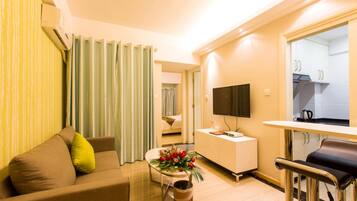 Apartment, 1 Bedroom | Desk, blackout drapes, free WiFi