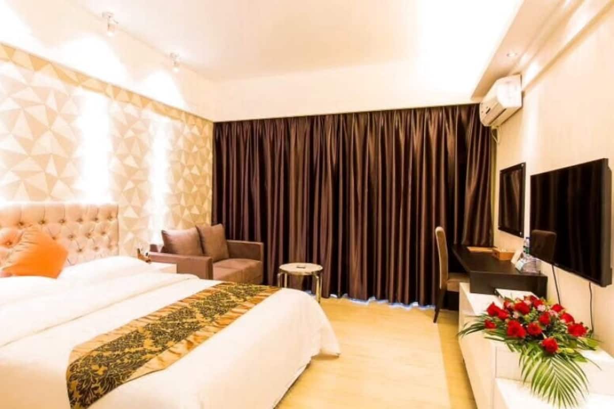 Double Room with City View | Desk, blackout drapes, free WiFi