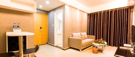 Apartment, 1 Bedroom | Desk, blackout drapes, free WiFi