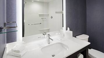Amenidades de baño de diseñador, secadora de cabello, toallas, jabón