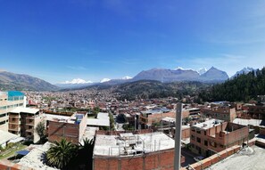 A cityscape with a view of mountains in the background. - Artesonraju Hostel Huaraz (Huaraz)