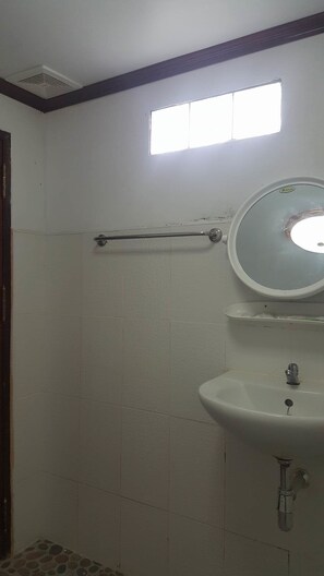 Standard Double Room, 1 Double Bed, Non Smoking, Garden View | Bathroom sink