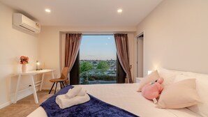 Luxury House, 5 Bedrooms | 5 bedrooms, desk, soundproofing, iron/ironing board - LongBay Spacious Luxurious 5 Bdrm House (Auckland)