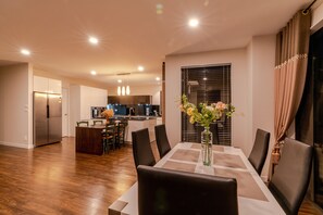 Luxury House, 5 Bedrooms | In-room dining - LongBay Spacious Luxurious 5 Bdrm House (Auckland)