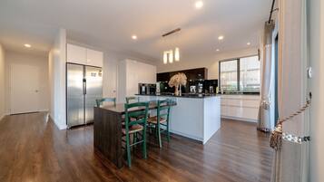 Luxury House, 5 Bedrooms | Private kitchen | Full-sized fridge, microwave, oven, stovetop