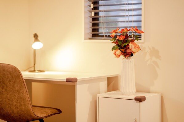 Room amenity - LongBay Spacious Luxurious 5 Bdrm House (Auckland)