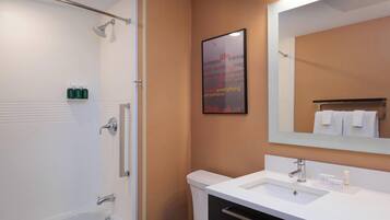 Un baño moderno con bañera, inodoro y lavamanos.