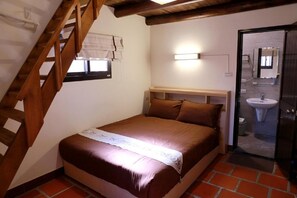 Escritorio, cortinas blackout, wifi gratis y ropa de cama