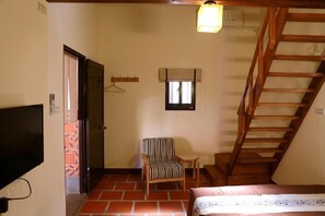Desk, blackout drapes, free WiFi, bed sheets - Blue mountain inn (Jinning)
