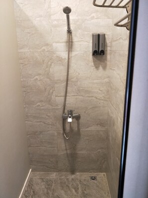 Bathroom shower - Blue mountain inn (Jinning)