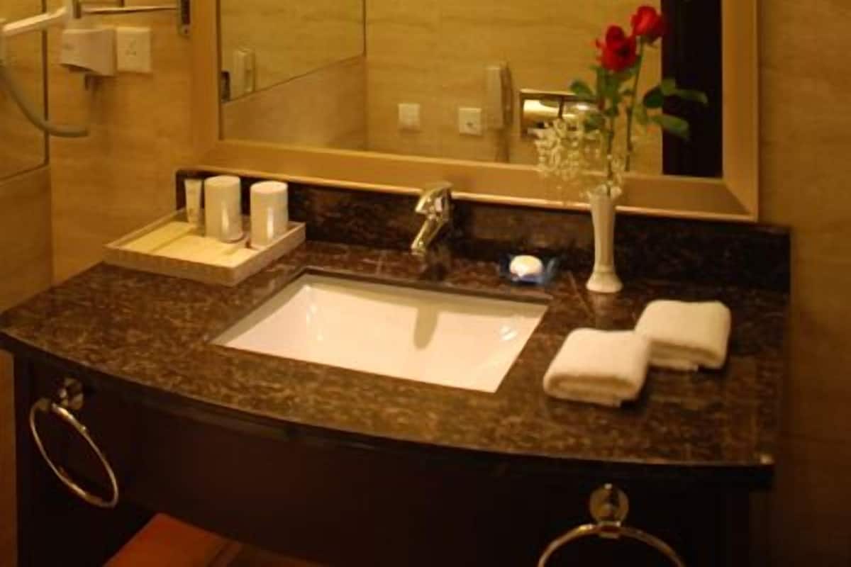 Standard Double Room | Bathroom | Shower, free toiletries, hair dryer, slippers