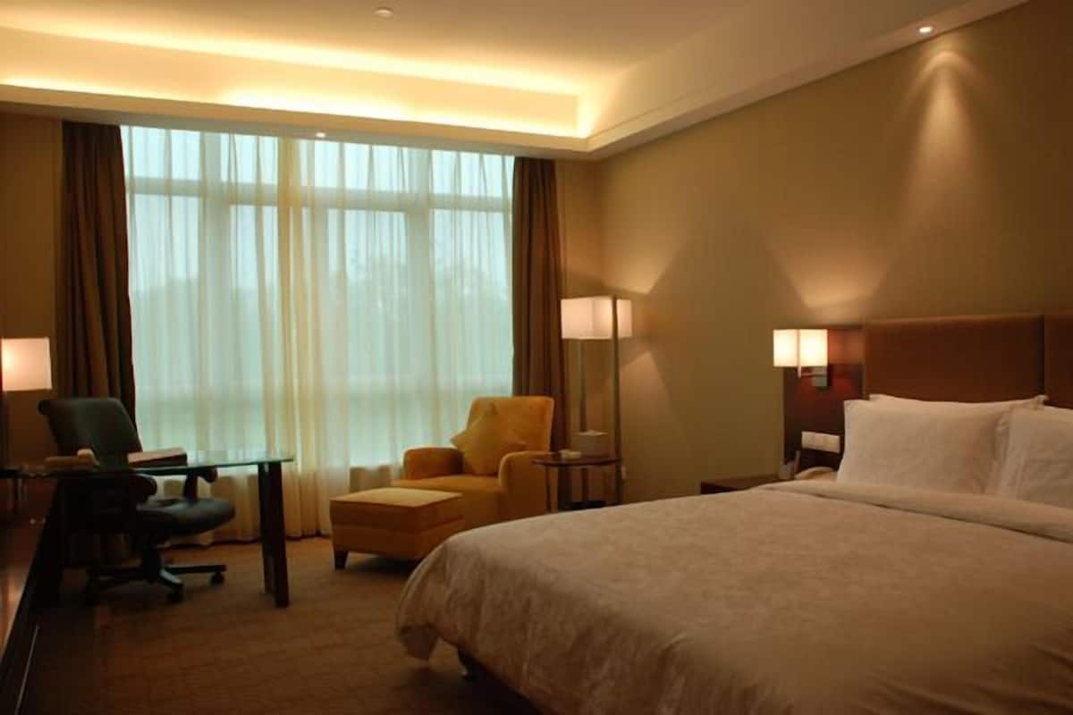 Superior Double Room | Minibar, in-room safe, desk, blackout drapes