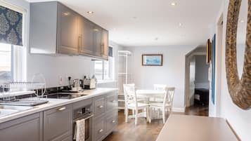 Apartamento Confort, varias camas, no fumadores | Tabla de planchar con plancha, wifi gratis, ropa de cama