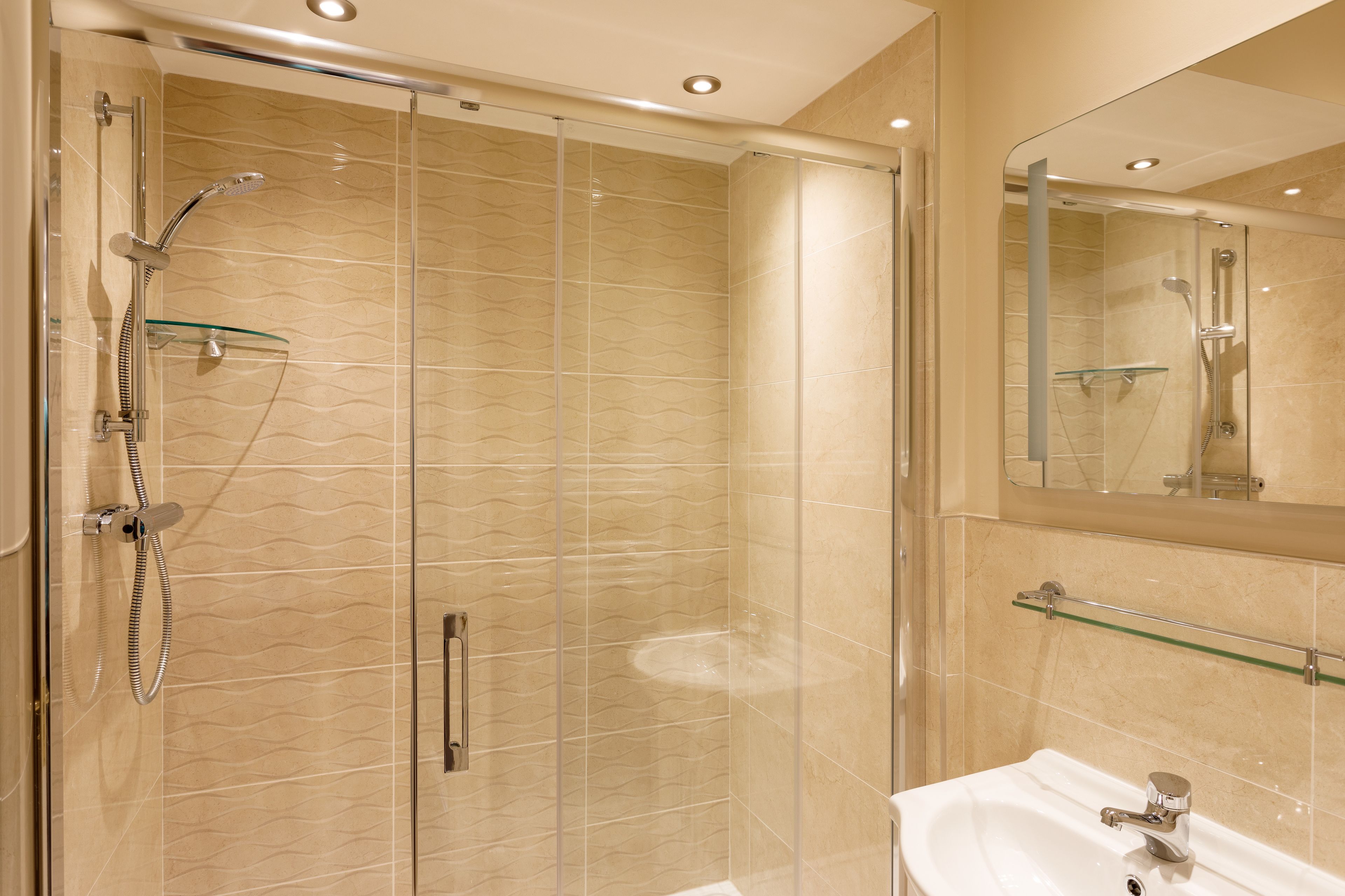 Chuveiro, secador de cabelo, toalhas de banho 