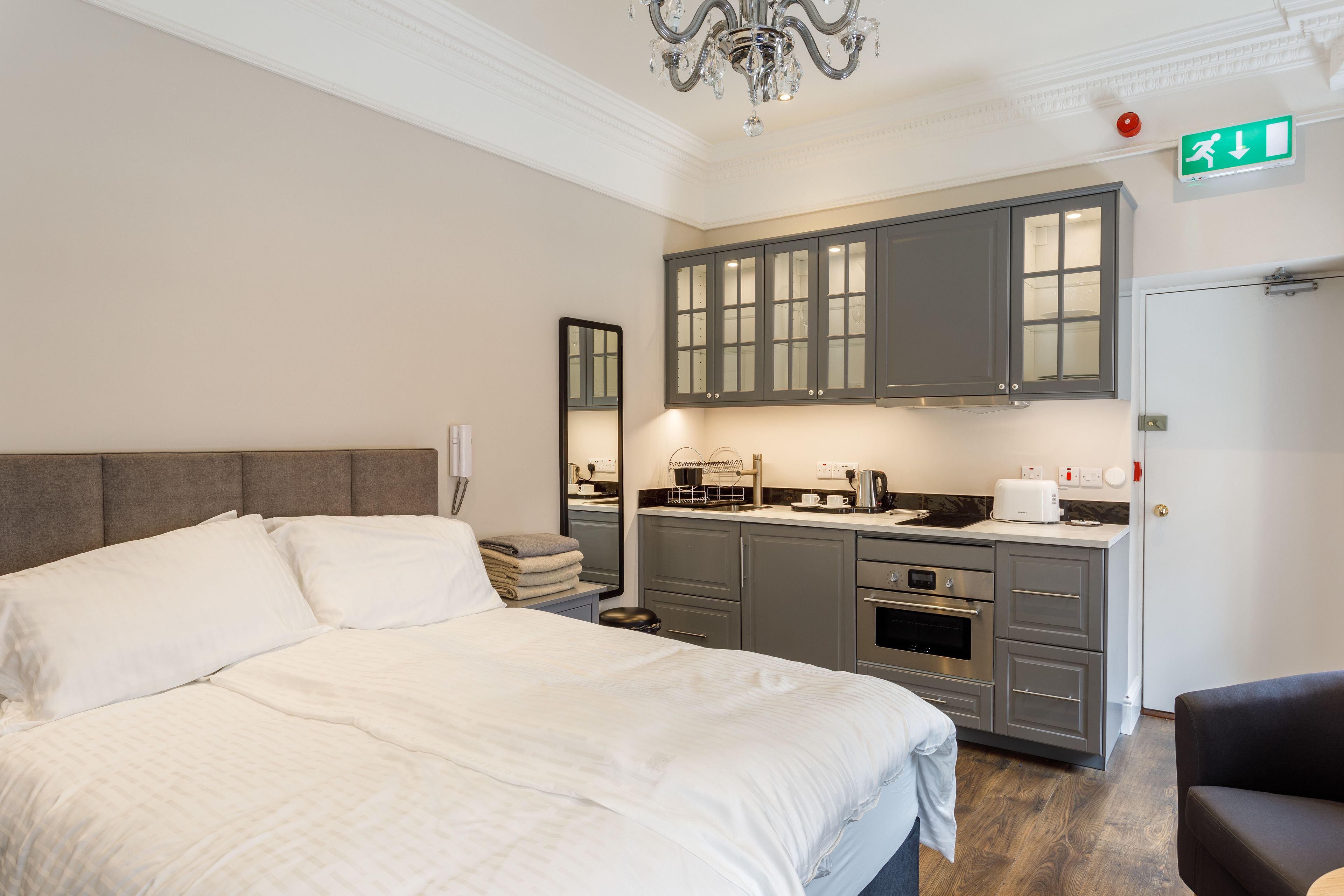 Classic Studio, 1 Double Bed, Non Smoking | Iron/ironing board, free WiFi, bed sheets