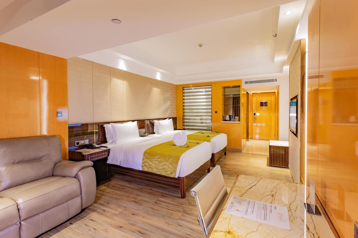 Down duvets, in-room safe, desk, blackout curtains