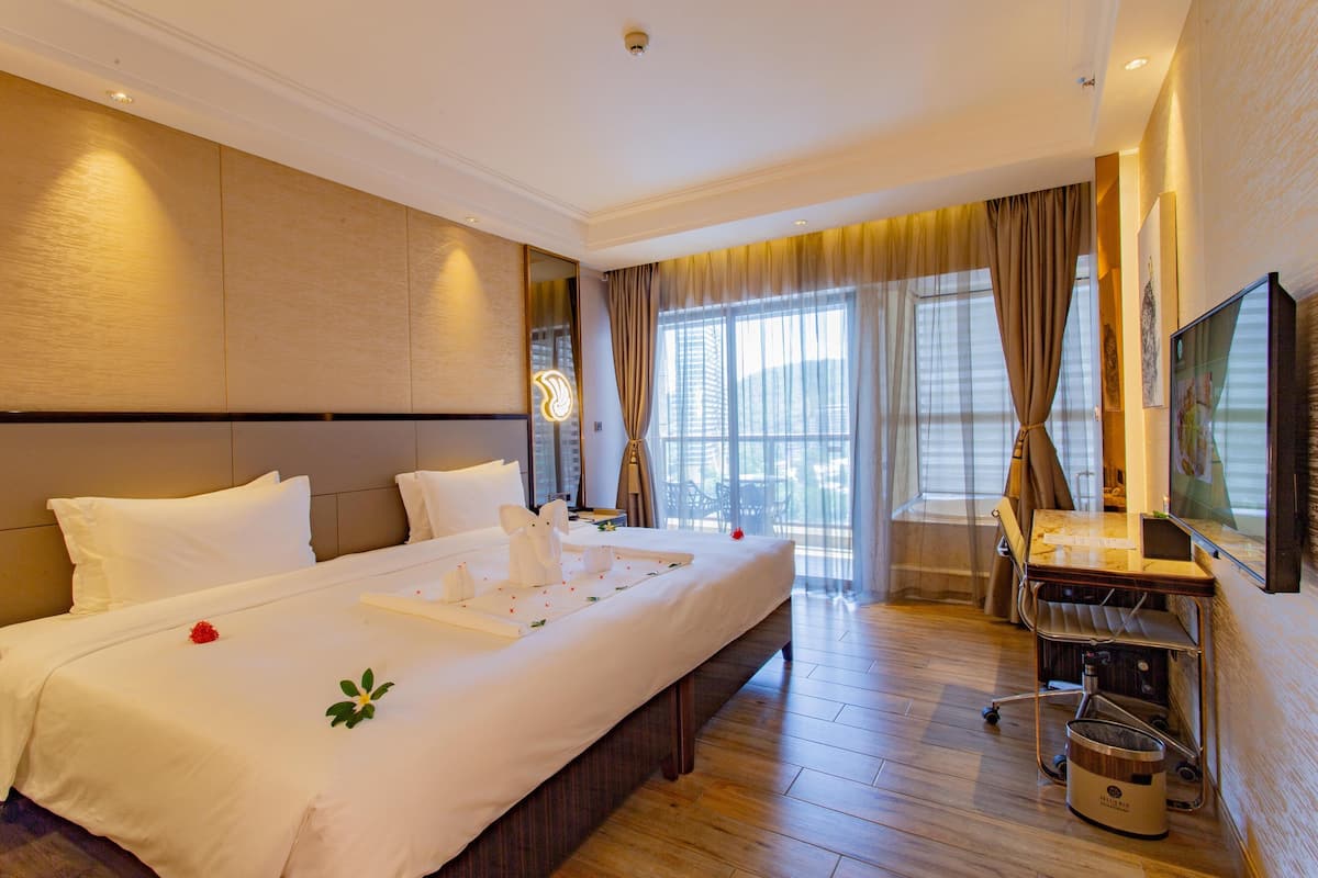 Down duvets, in-room safe, desk, blackout curtains