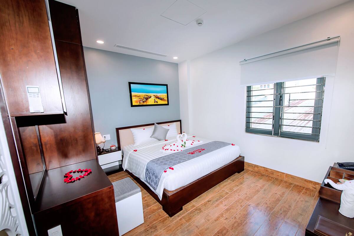 Minibar, desk, free WiFi