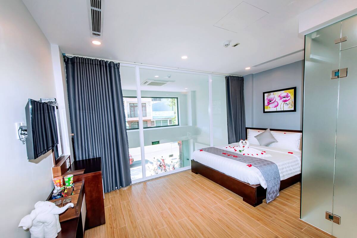 Minibar, desk, free WiFi