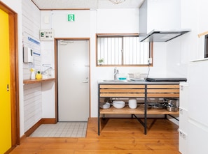 Perushuoneisto | Yksityinen keittiö | Jääkaappi, mikroaaltouuni, liesi, vedenkeitin