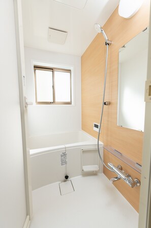 Basic Apartment | Bathroom