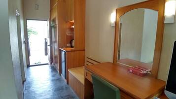 Family Chalet, 2 Queen Beds, Non Smoking | Minibar, desk, free WiFi, bed sheets