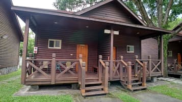 Standard Chalet, 1 Queen Bed, Non Smoking | Minibar, desk, free WiFi, bed sheets