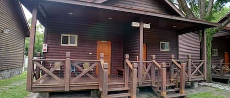 Standaard chalet, 1 queensize bed, niet-roken | Een minibar, een bureau, gratis wifi, beddengoed