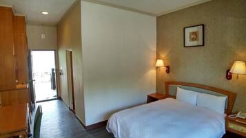 Standard Chalet, 1 Queen Bed, Non Smoking | Minibar, desk, free WiFi, bed sheets