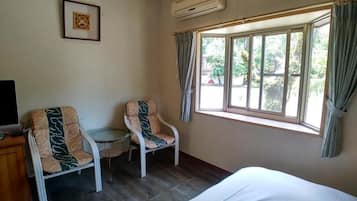 Family Chalet, 2 Queen Beds, Non Smoking | Minibar, desk, free WiFi, bed sheets