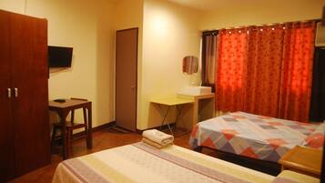 家庭房 | 办公桌、熨斗/熨板、免费 WiFi、床单