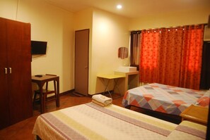 Habitación familiar | Escritorio, tabla de planchar con plancha, wifi gratis y ropa de cama